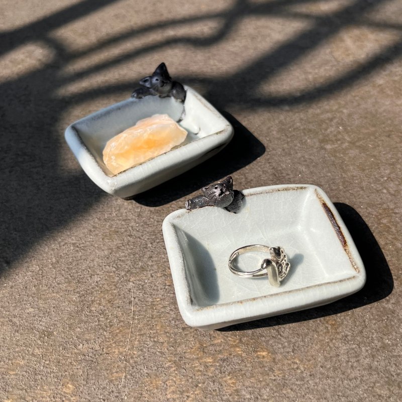 貓貓小碟 / 青瓷釉 / 陶 - 碟子/醬料碟/醬油碟 - 陶 白色