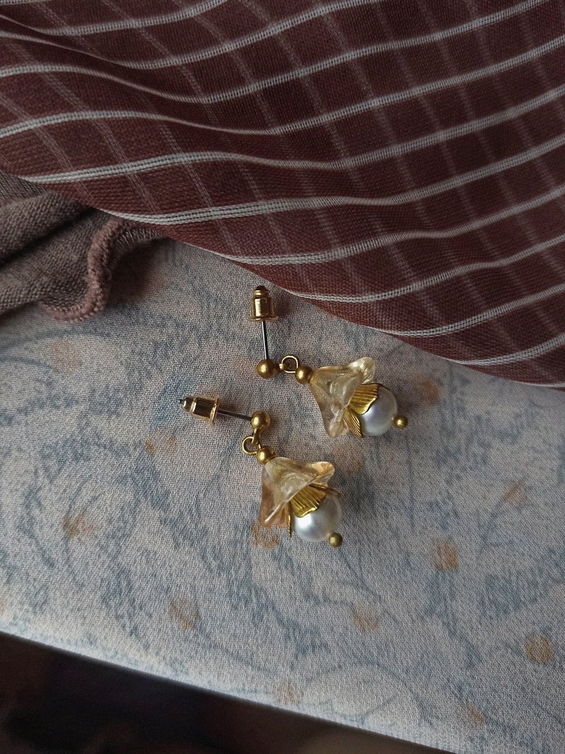 珍珠花苞短耳環 / 典雅黃 - 耳環/耳夾/耳骨夾 - 珍珠 多色