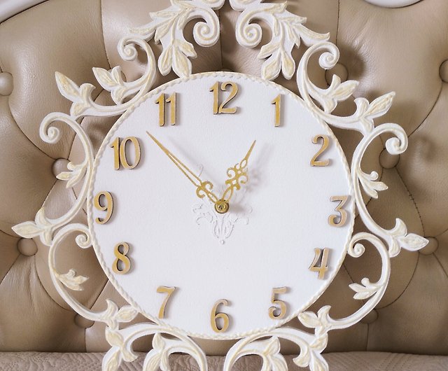 掛鐘 Small white wall clock with gold ornament in vintage style