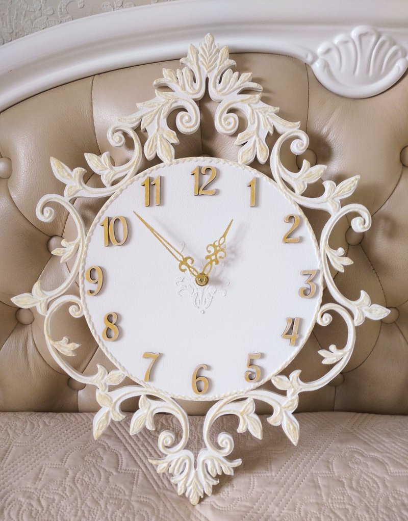 掛鐘 Small white wall clock with gold ornament in vintage style Silent wall clock - 時鐘/鬧鐘 - 木頭 白色