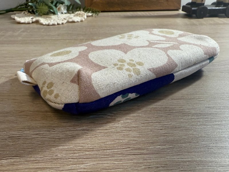 One-of-a-kind / A Meeting of Two Hues / Double-Sided Handmade Zipper Pouch / Indigo Flower Slumber - กระเป๋าเครื่องสำอาง - ผ้าฝ้าย/ผ้าลินิน 