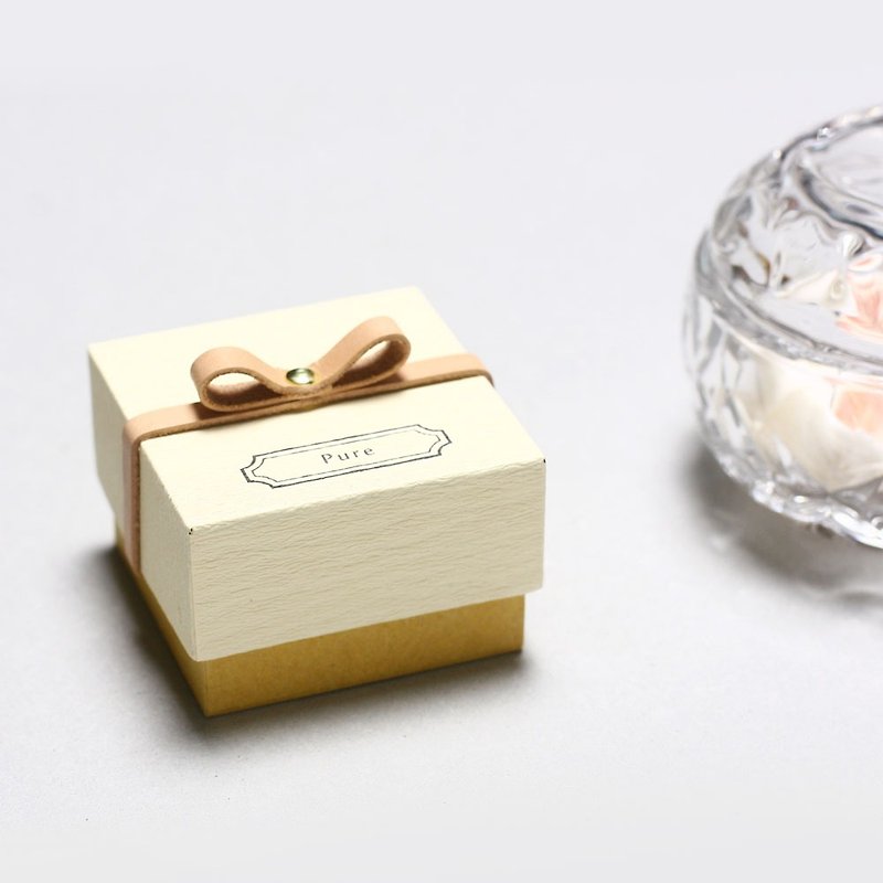 Pure // Cream) Giftbox Leather ribbon A small box that conveys your feelings - Gift Wrapping & Boxes - Paper White