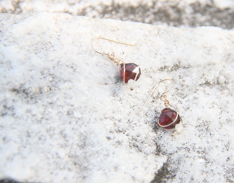 嫣紅石榴石耳環/ Bright Red Garnet earring - 耳環/耳夾 - 寶石 紅色