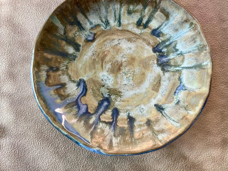 手捏日式銅藍小碟  Ø 13cm 點心盤 醬料碟 漬物碟 碟子 - 碟子/醬料碟/醬油碟 - 陶 咖啡色
