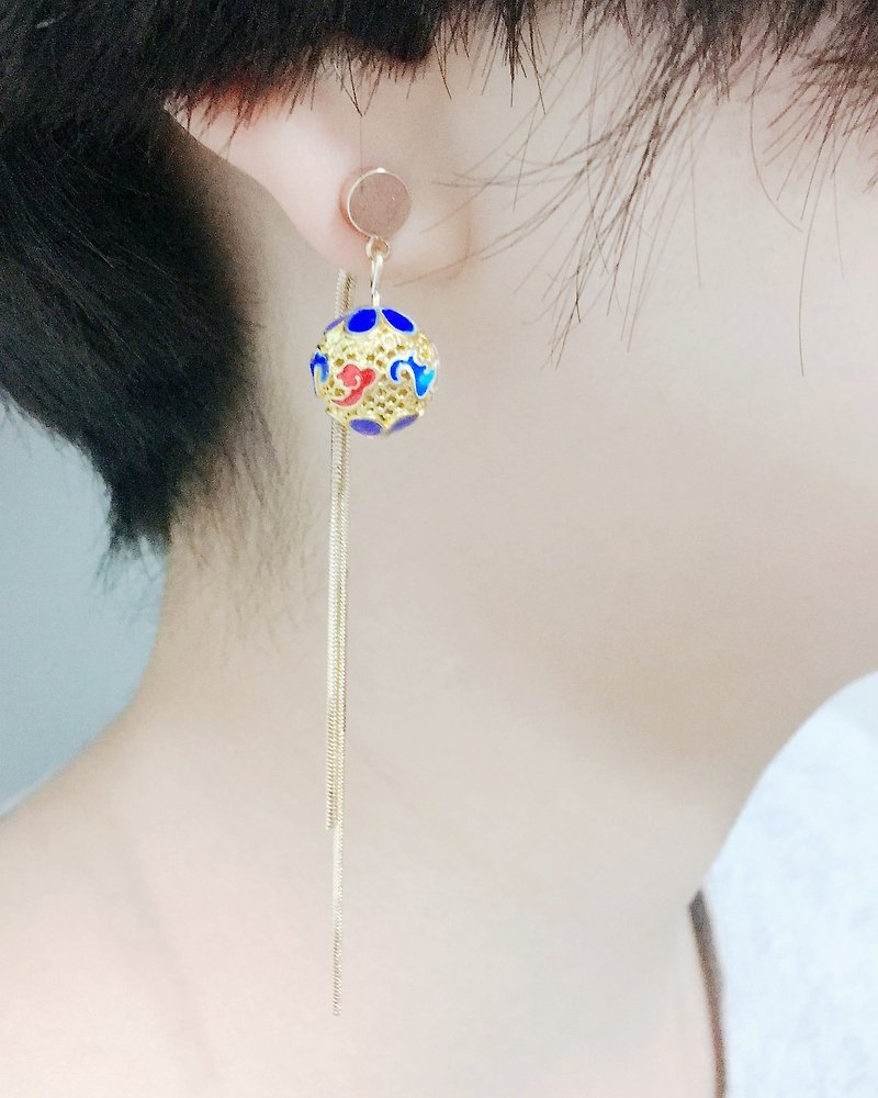 [Can be worn twice] Cloisonne beads with gold long chain earrings - ต่างหู - โลหะ สีทอง