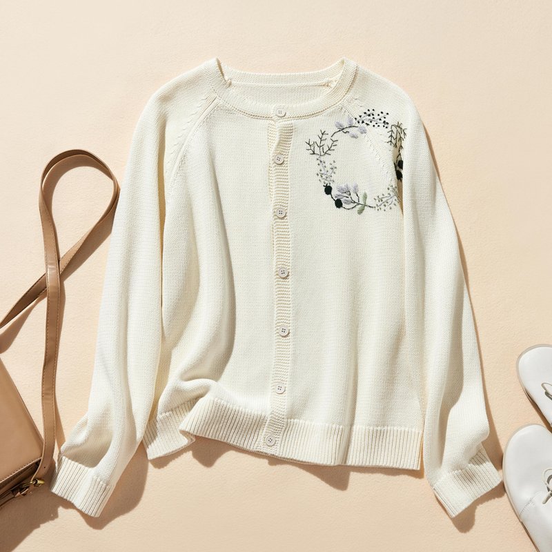 A flower lover circle embroidered cardigan that will add a touch of glamour to your outfit. 100% cotton, off-white, 241030-1 - สเวตเตอร์ผู้หญิง - ผ้าฝ้าย/ผ้าลินิน 