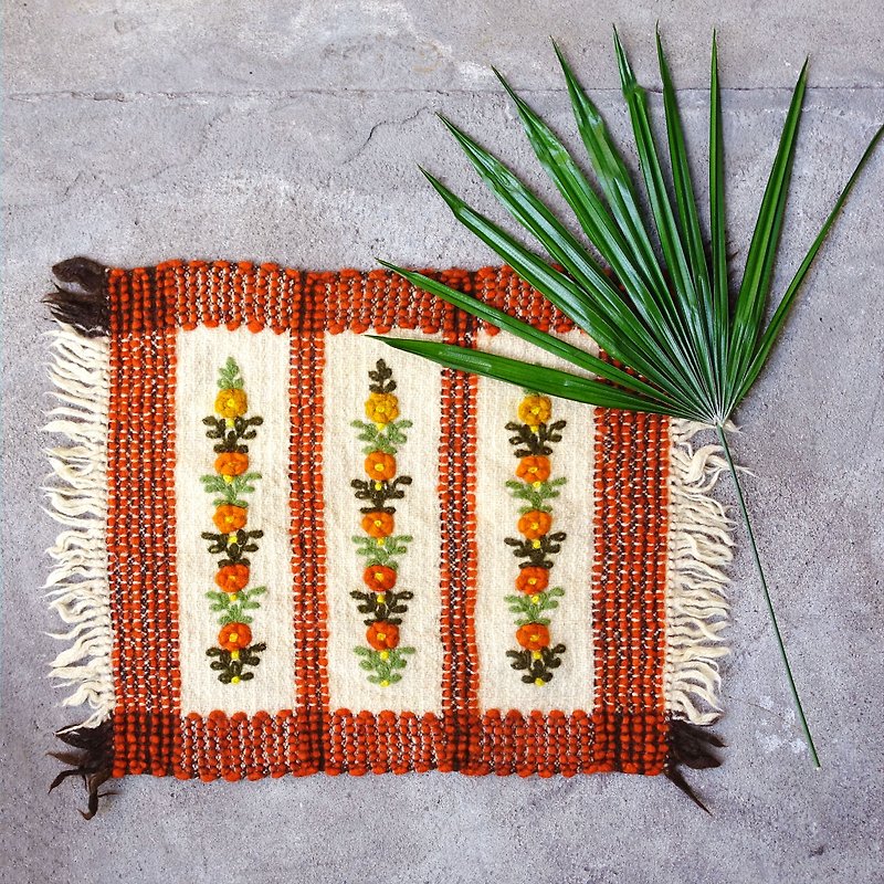 BajuTua / warm old stuff / antique three-dimensional embroidery pure wool hand bags / ornaments vintage floral hand-woven wool rug - ผ้ารองโต๊ะ/ของตกแต่ง - ขนแกะ หลากหลายสี