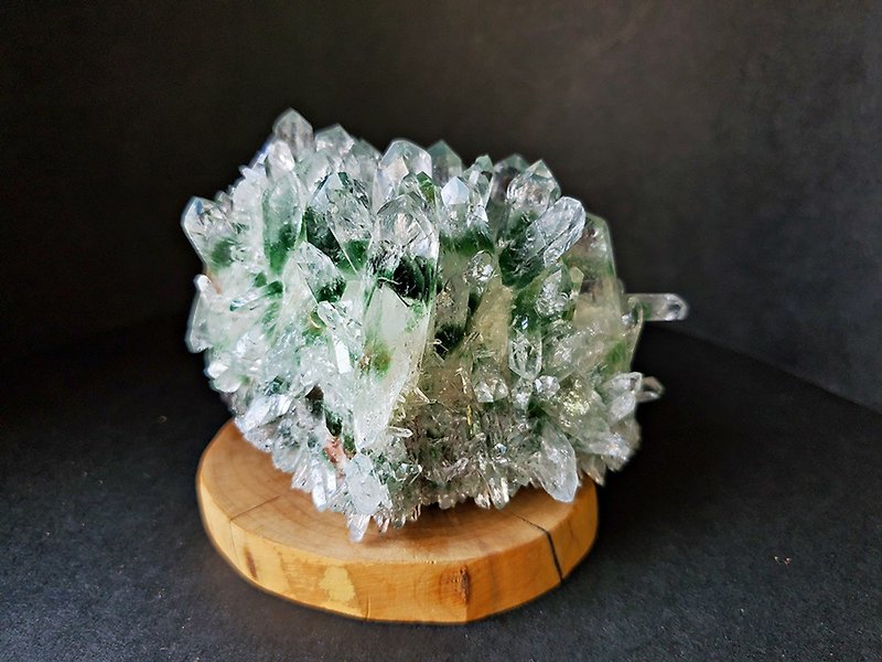 Natural log base with super natural green ghost cluster (red ghost symbiosis) - Other - Gemstone Green