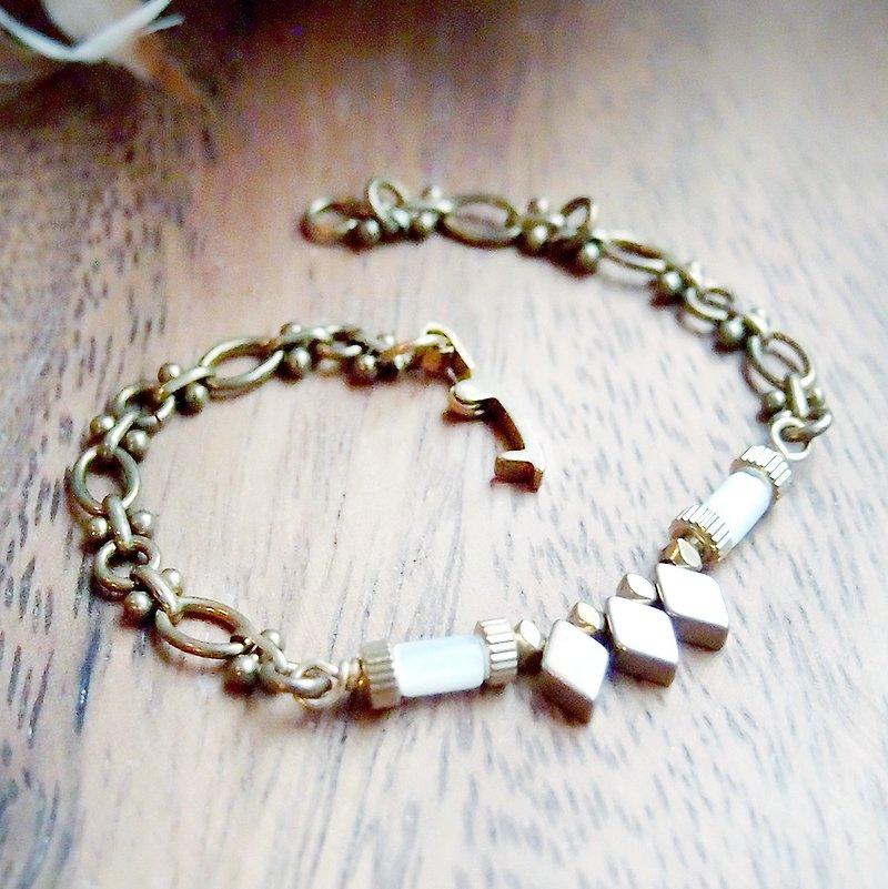 ♦ ViiArt ♦ ♦ totem white shell beads bracelet Bronze - Bracelets - Other Metals Gold