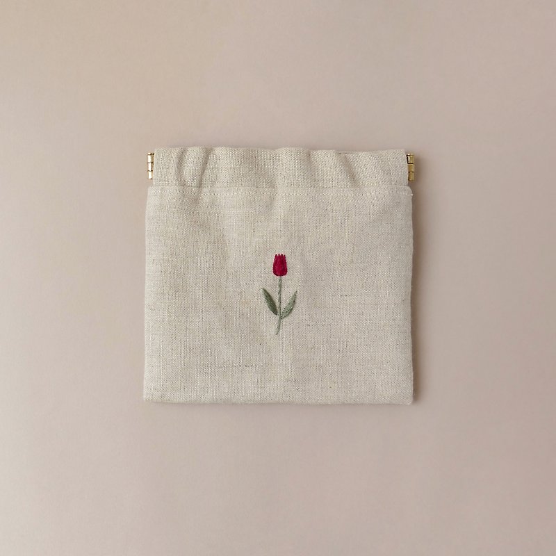 ผ้าฝ้าย/ผ้าลินิน กระเป๋าเครื่องสำอาง - Hand-embroidered linen spring-mouthed pouch with a single Linen