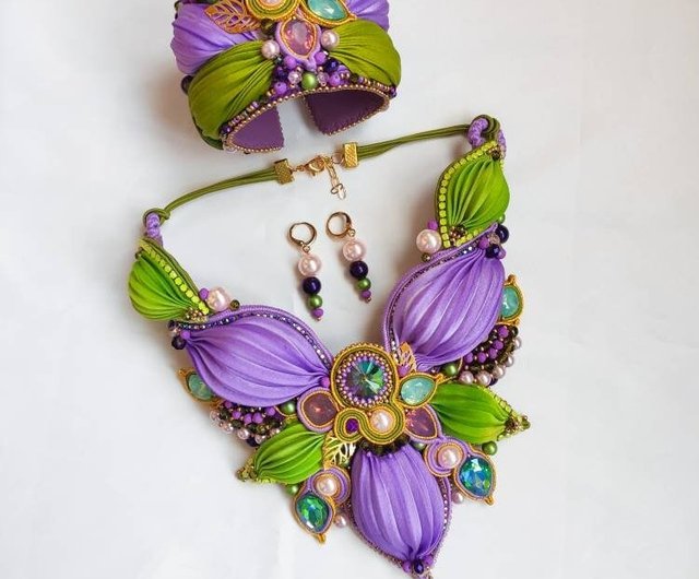 絞り染めの紫と緑のジュエリーセット、刺繍入りスワタッシュネックレス ...