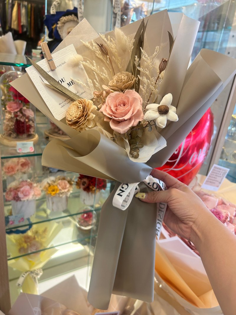 Milk tea toned eternal rose bouquet - ช่อดอกไม้แห้ง - วัสดุอื่นๆ สีกากี