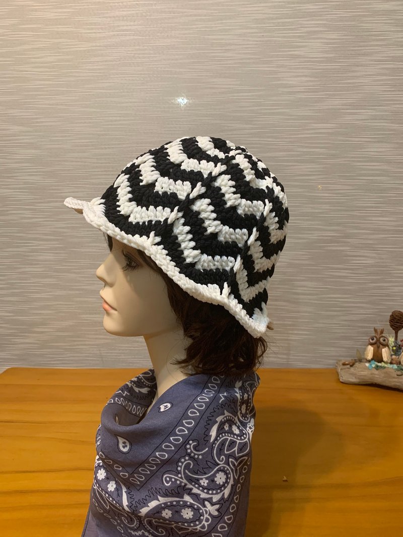 Handmade wavy bucket hat. Black + white. Japanese wire. Sun hats, casual hats - หมวก - วัสดุอื่นๆ สีดำ