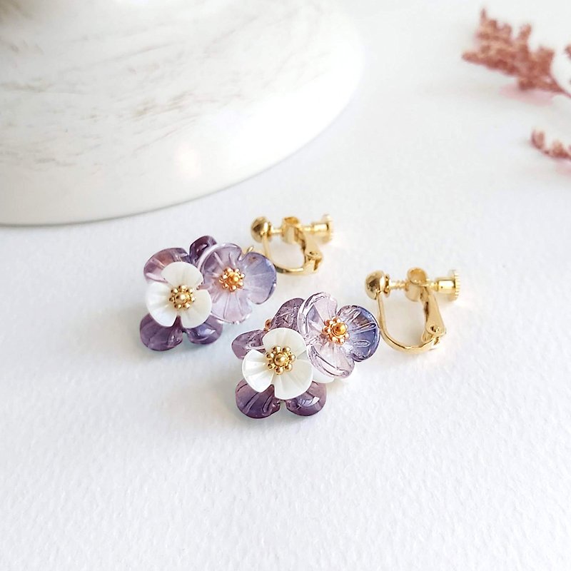 Exclusive-Deep Purple Hydrangea Flower Natural Freshwater Pearl Garland Vintage Series Earrings-Ear Pins/ Clip-On - ต่างหู - ไข่มุก สีน้ำเงิน