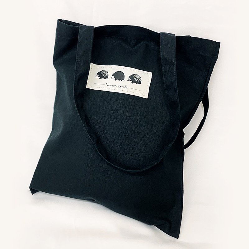 [Illustration Style] Customized Text/Print_Imitation Cloth Label Wind Bag | Black Straight Canvas Bag_Made in Taiwan - กระเป๋าถือ - ผ้าฝ้าย/ผ้าลินิน สีดำ