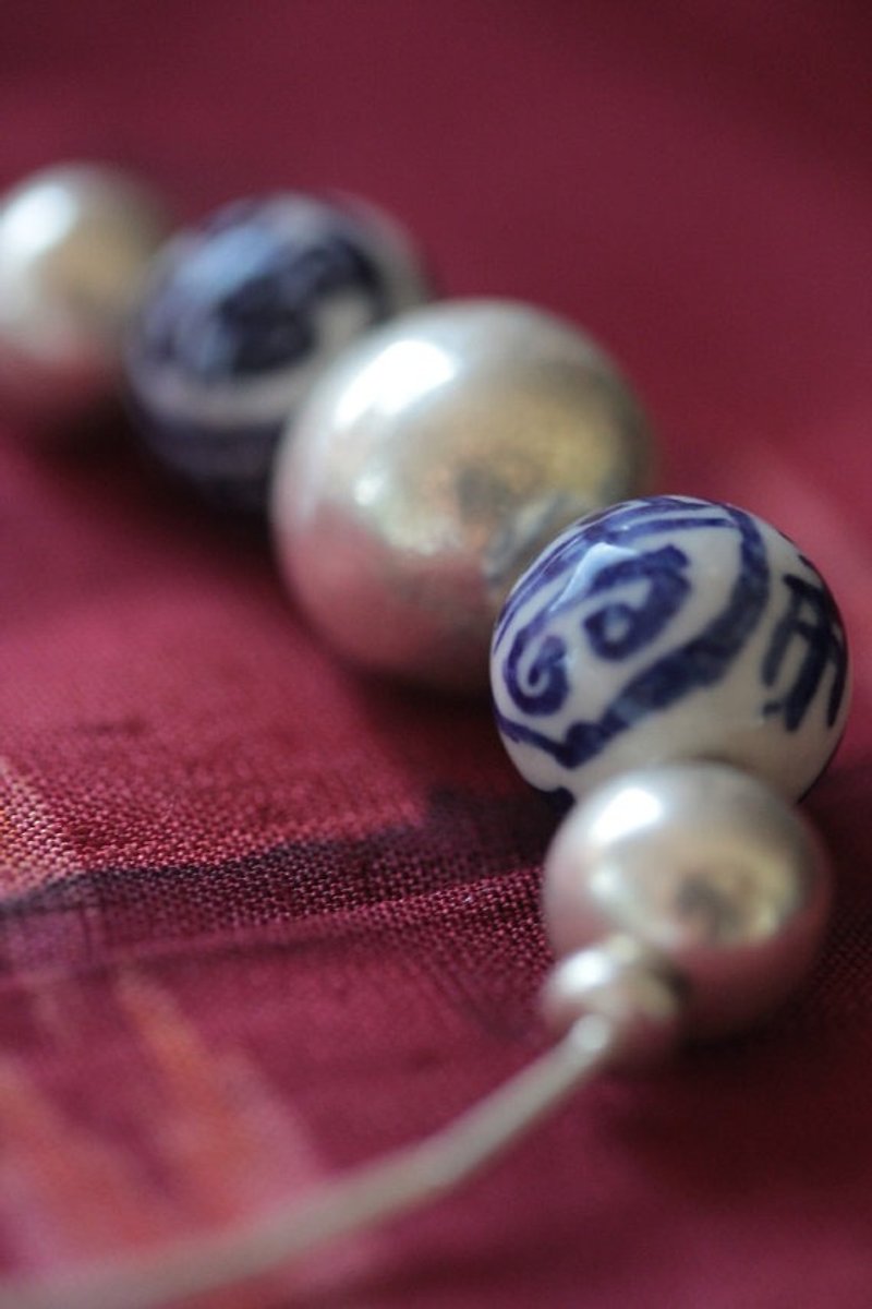 白と青の中国の磁器と手作りのシルバービーズのブレスレット（B0039） - ブレスレット - 金属 