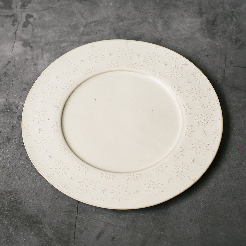 春の野花-フランスのエレガントなエンボス加工ArtDecoレースプレート（タンポポ/ホワイト） - 皿・プレート - 陶器 ホワイト