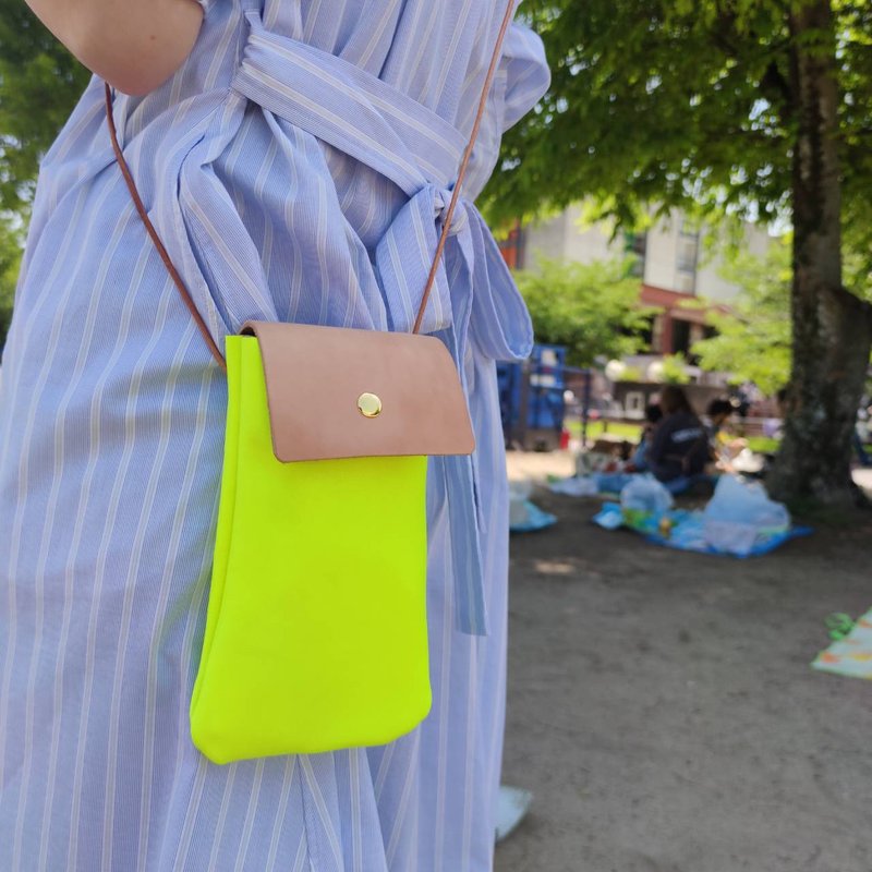 Leather Satchel, Ideal for Smartphone and Wallet. Fluorescence Yellow - กระเป๋าแมสเซนเจอร์ - หนังแท้ สีเหลือง