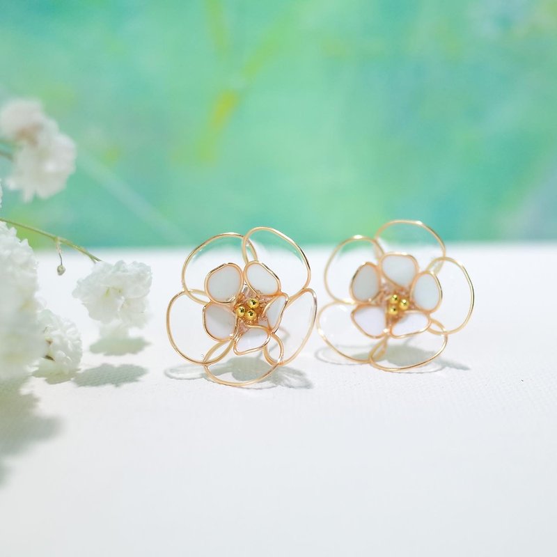 Double layer small flower earrings ear pin Clip-On - Earrings & Clip-ons - Resin White
