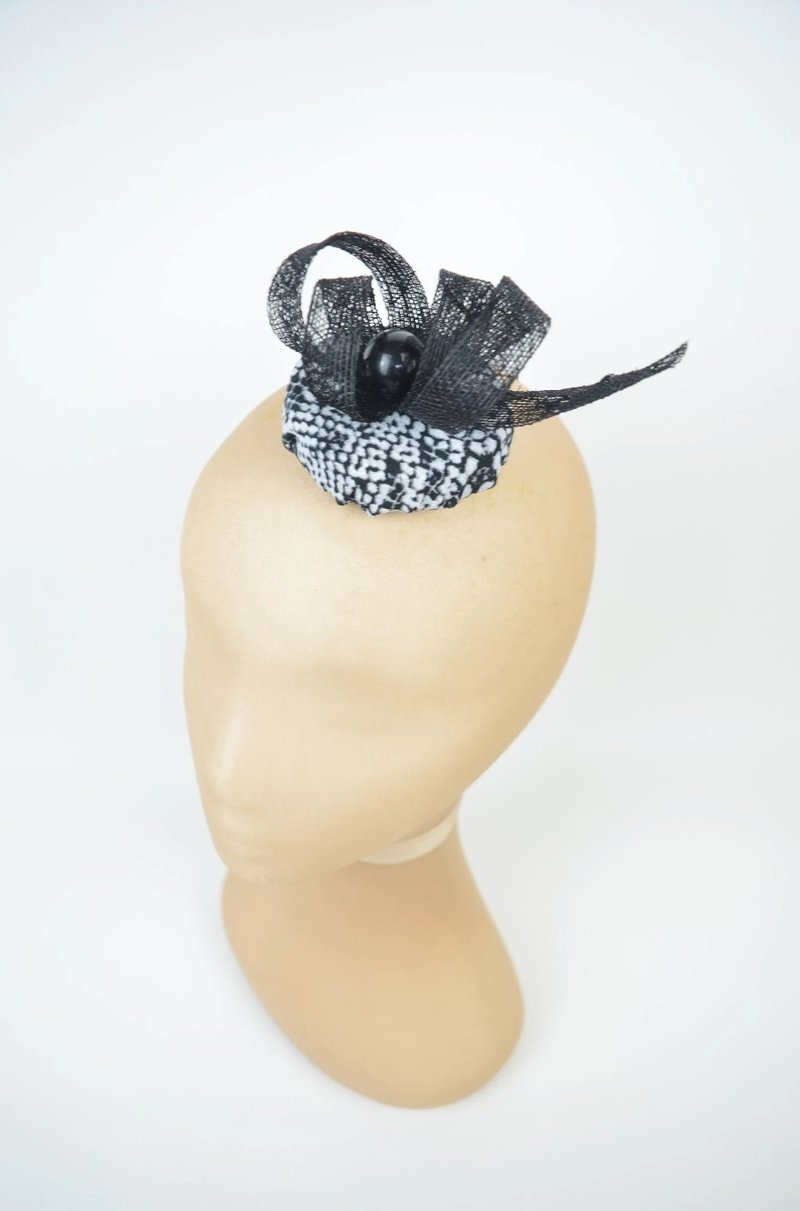 Hair Clip Mini Fascinator in Snake Print with Black Bead and Black Sinamay Twirl - เครื่องประดับผม - วัสดุอื่นๆ สีดำ