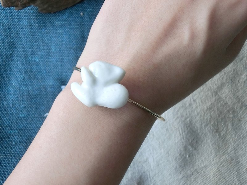 Stone / animal series white small squirrel nature ceramic bracelet bracelet - Bracelets - Porcelain White