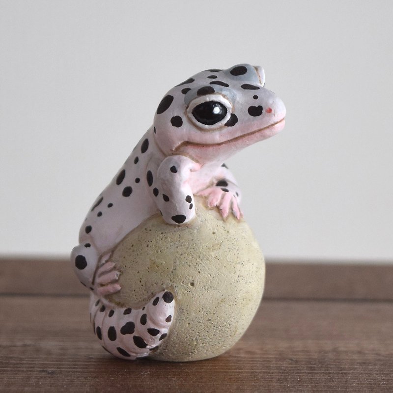 The Leopard gecko  on the stone(Mack snow) - ของวางตกแต่ง - วัสดุอื่นๆ ขาว