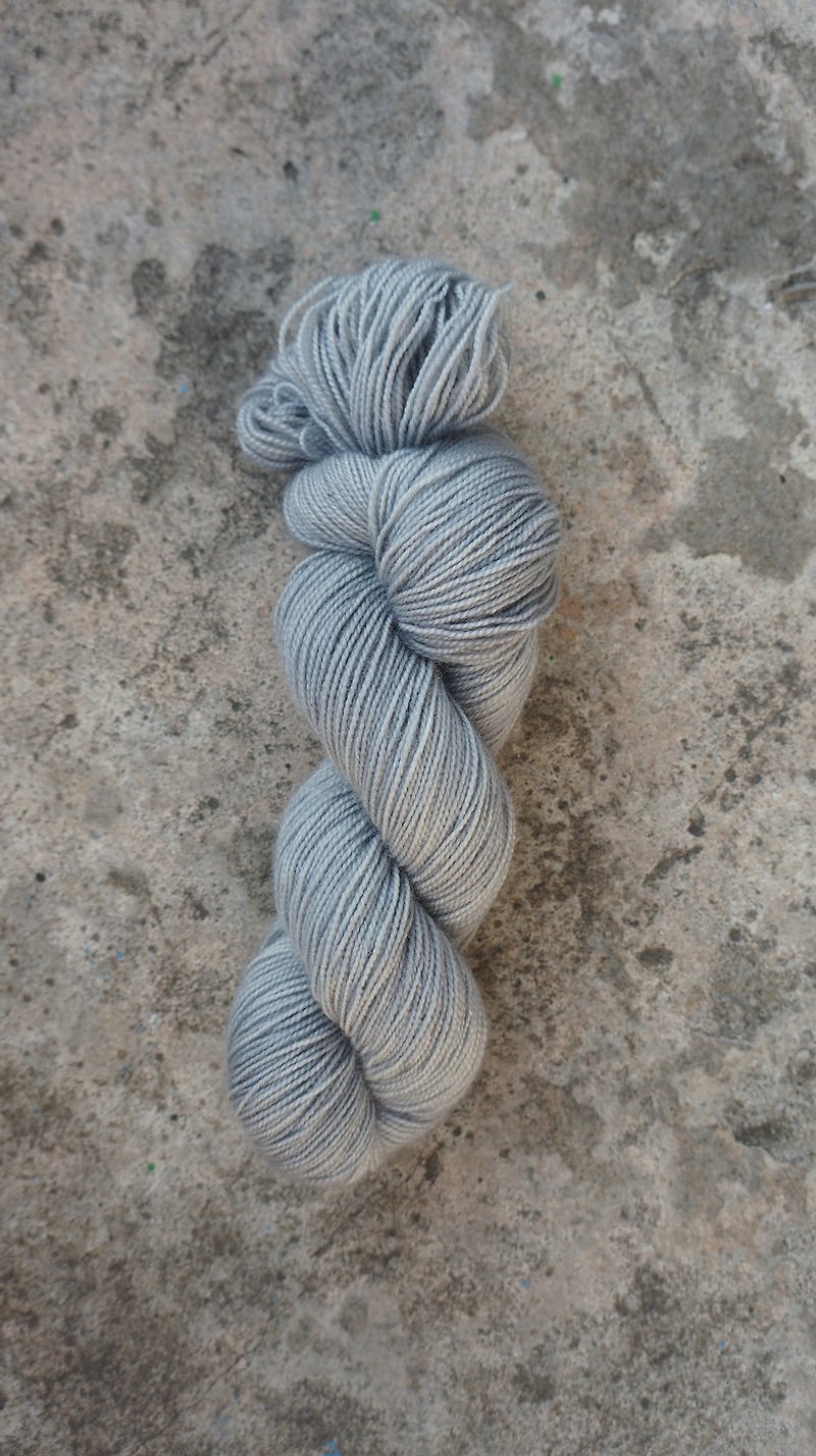 手染めの靴下。朝のグレー。 (BFL100% / HT) - 編み物/刺繍/羊毛フェルト/裁縫 - ウール 