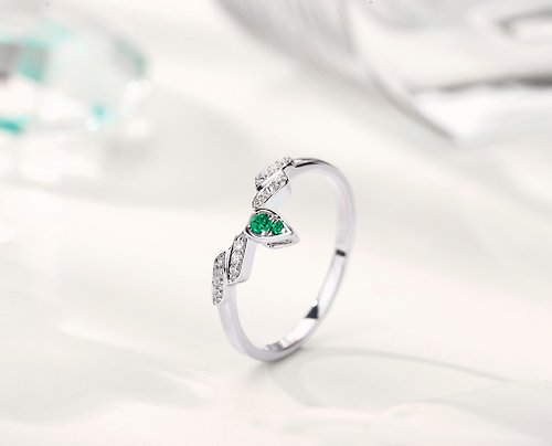 Majade Jewelry Design 祖母綠14k白金鑽石梨形訂婚戒指 水滴形求婚結婚鑽戒 翅膀聖甲蟲