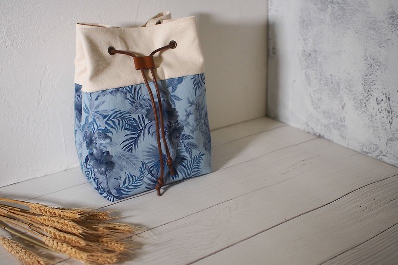 Traveler Series diagonal backpack / bucket bag / limited manual bag / Azure hibiscus / stock available - กระเป๋าแมสเซนเจอร์ - ผ้าฝ้าย/ผ้าลินิน สีน้ำเงิน
