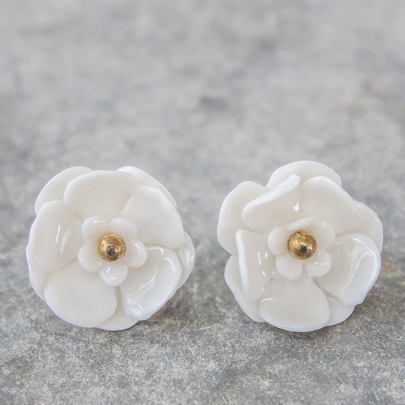 Plum ~ white porcelain flower tension back earrings ~ size S - ต่างหู - เครื่องลายคราม ขาว