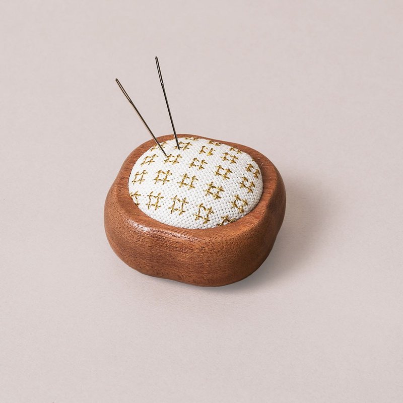 【金典針插】十字繡工具 手作材料包 | Xiu Crafts - 居家收納/收納盒/儲物盒 - 木頭 多色