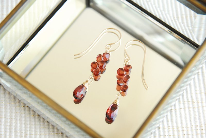 Garnet flower lover earrings 14kgf - ต่างหู - เครื่องประดับพลอย สีแดง