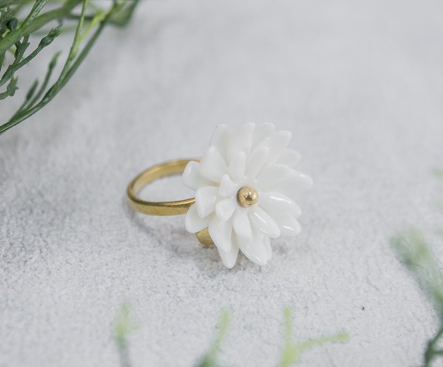 Mum ~ white porcelain flower ring ~ size S. - 設計館NATTA STUDIO