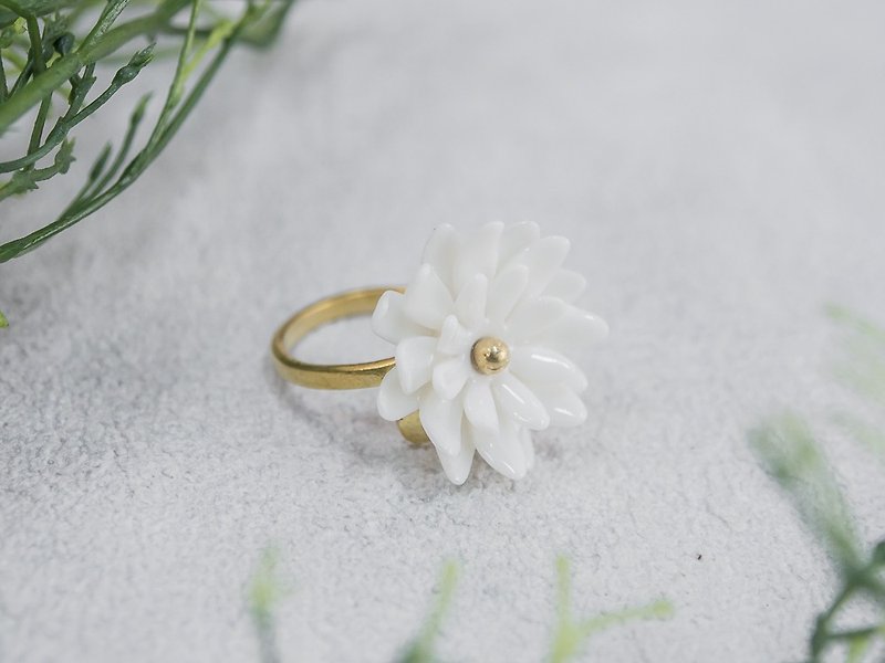 Mum ~ white porcelain flower ring ~ size S. - 戒指 - 陶 白色