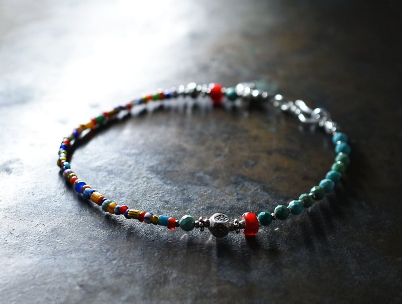 Colorful anklet made of Christmas beads, turquoise, white hearts, and Karen Silver - สร้อยข้อมือ - แก้ว หลากหลายสี
