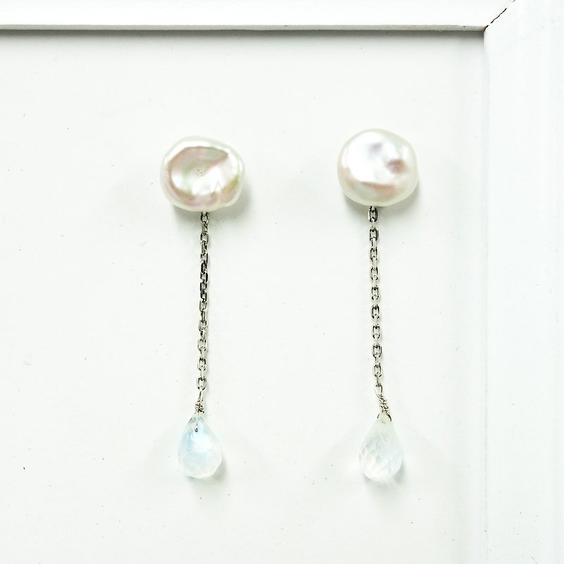 SV925 Cloud pearl & moonstone briolette earrings【Pio by Parakee】月光石　云珍珠 - Earrings & Clip-ons - Gemstone White