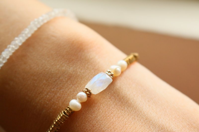 Moonstone natural stone pearl brass bracelet 0788 small grass - Bracelets - Gemstone White