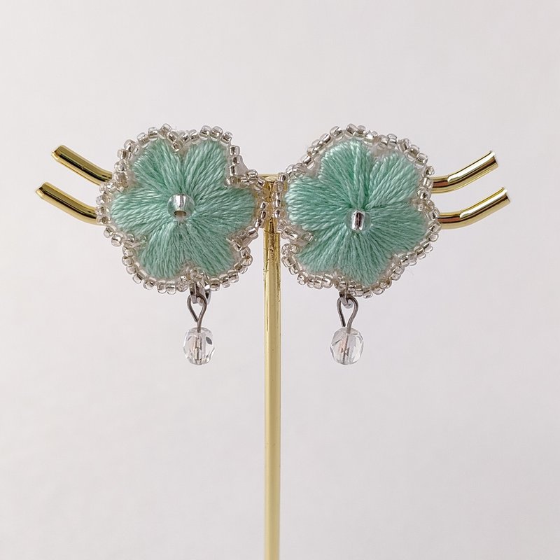 ミントグリーンの刺繍イヤリング - 耳環/耳夾/耳骨夾 - 棉．麻 綠色