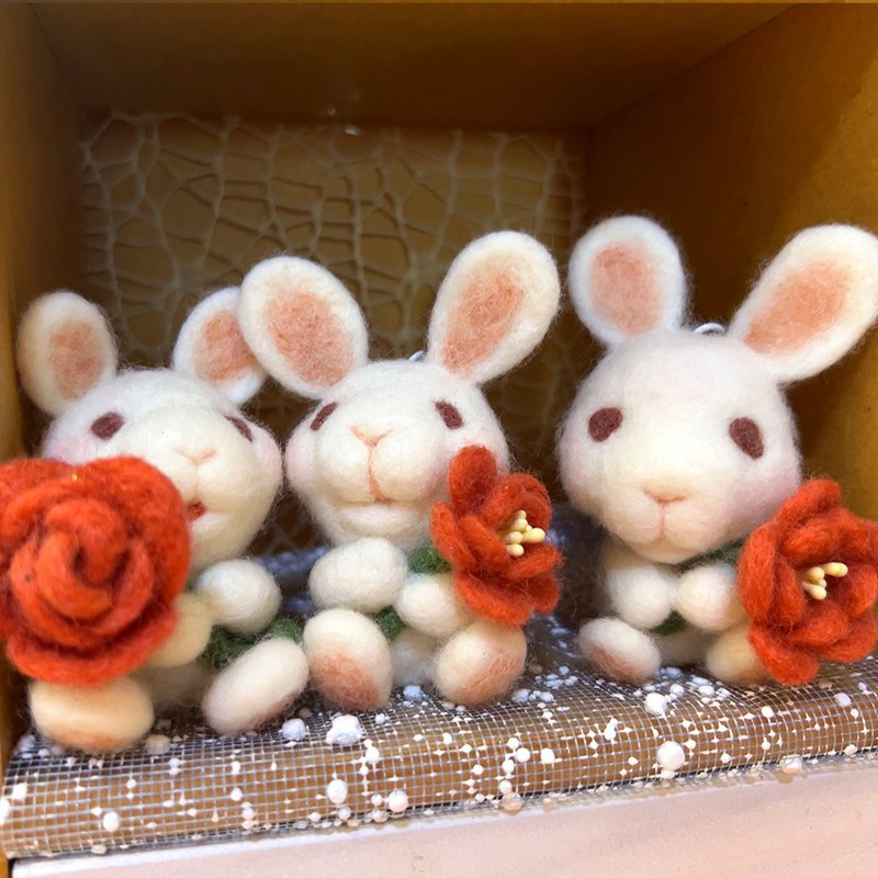 Rabbit bag pure handmade wool felt soft white rabbit pendant keychain flower presentation version - ที่ห้อยกุญแจ - ขนแกะ ขาว