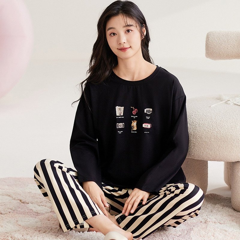 Pink Lady cup-style LOHAS small lucky printed wide version autumn and winter long-sleeved pajamas home wear - ชุดนอน/ชุดอยู่บ้าน - ไฟเบอร์อื่นๆ สีดำ