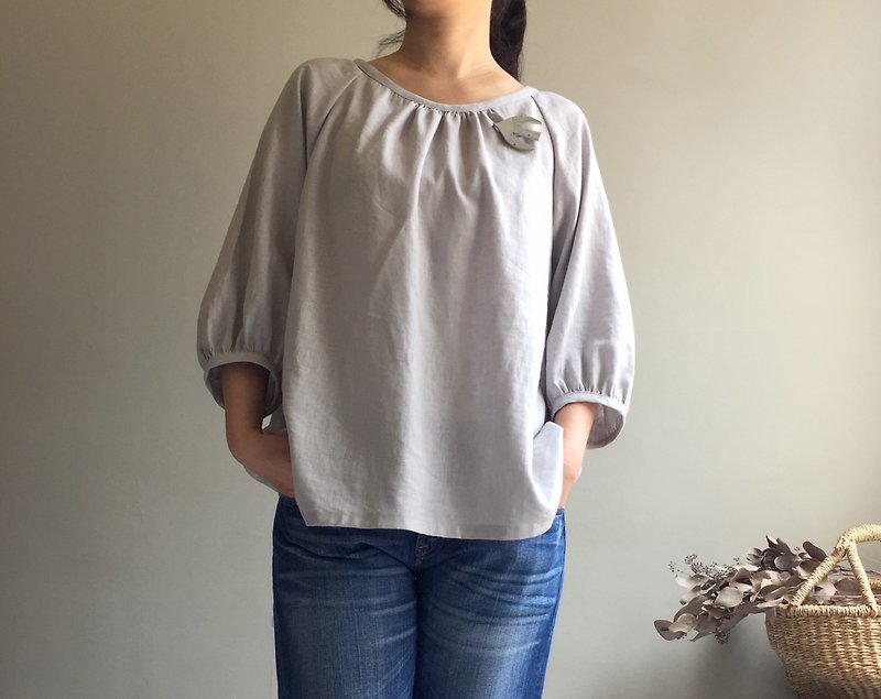Light rain / truffle gray cotton and linen bubble sleeve ruched round neck top / seven sleeves - Women's Tops - Cotton & Hemp Silver