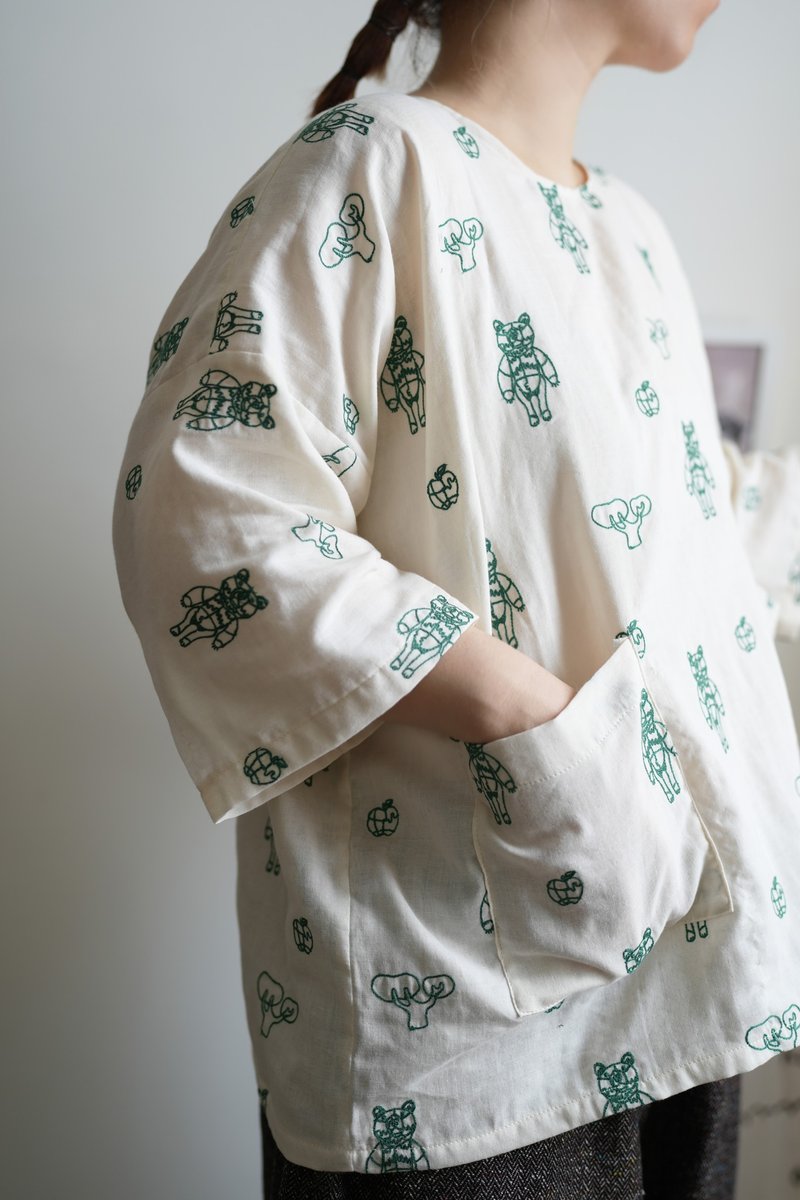 米白刺繡熊四方衣 - 女上衣/長袖上衣 - 棉．麻 白色