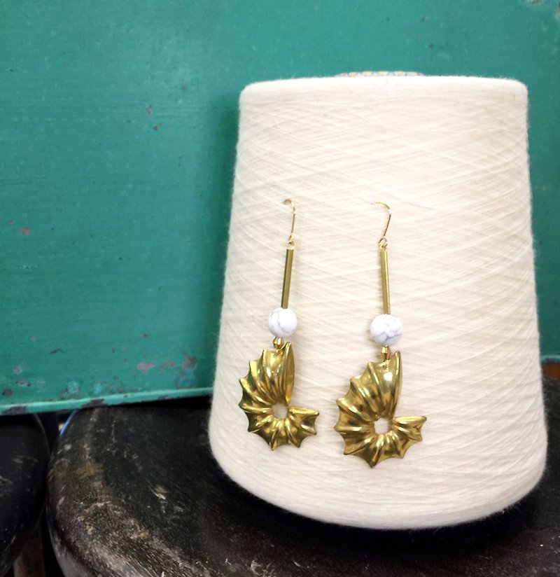 Warm little sun earrings # white turquoise - ต่างหู - โลหะ สีทอง
