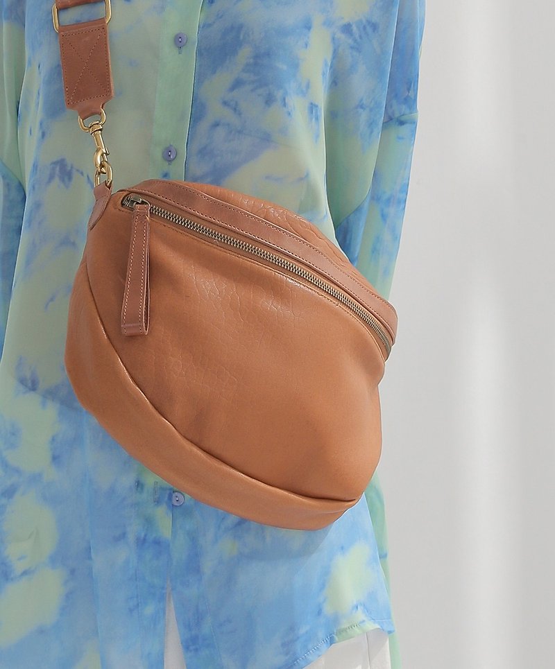 Broadband design sheepskin shoulder bag brown orange - กระเป๋าแมสเซนเจอร์ - หนังแท้ สีส้ม