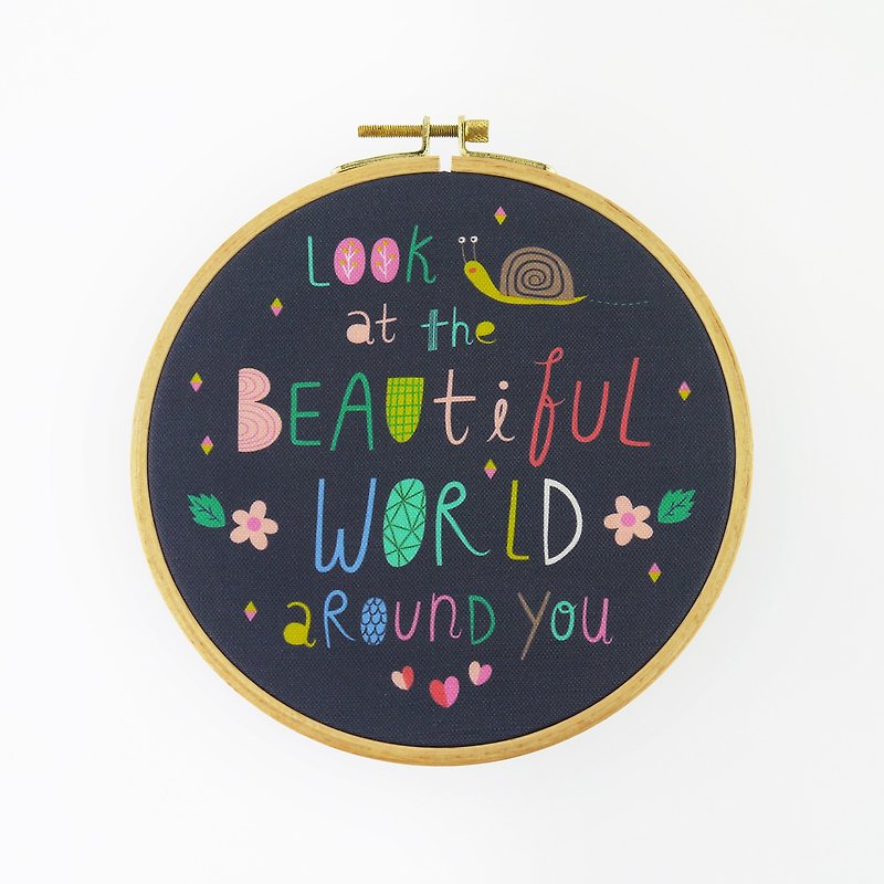 Look At The Beautiful World Around You Hoop Art - ของวางตกแต่ง - ผ้าฝ้าย/ผ้าลินิน สีม่วง
