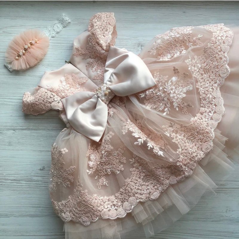 Light peach dress with lace and pearls, headband with tulle and pearls. - ชุดเด็ก - วัสดุอื่นๆ สึชมพู