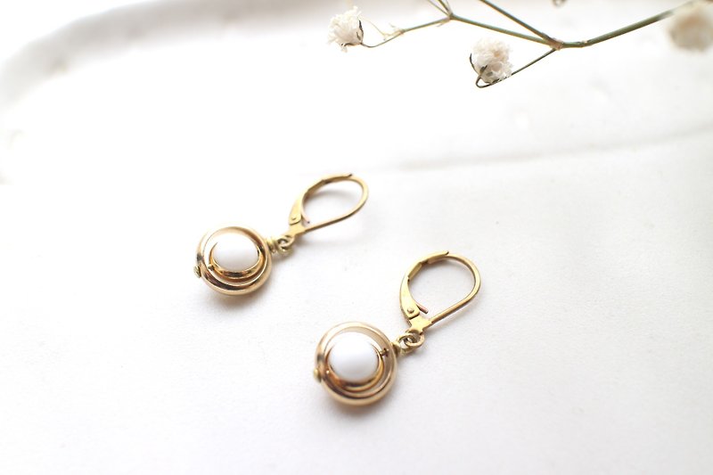 White shell  brass earrings - ต่างหู - โลหะ ขาว