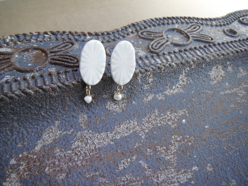 Carved moyo oval pierce / earring / freshwater pearl - Earrings & Clip-ons - Pottery White