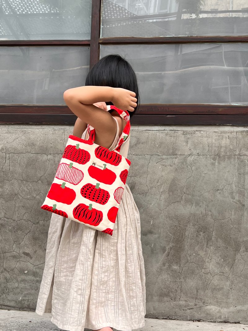 [Ready stock] Yayoi Kusama style little pumpkin book bag with white background and red melon style - Clutch Bags - Cotton & Hemp 