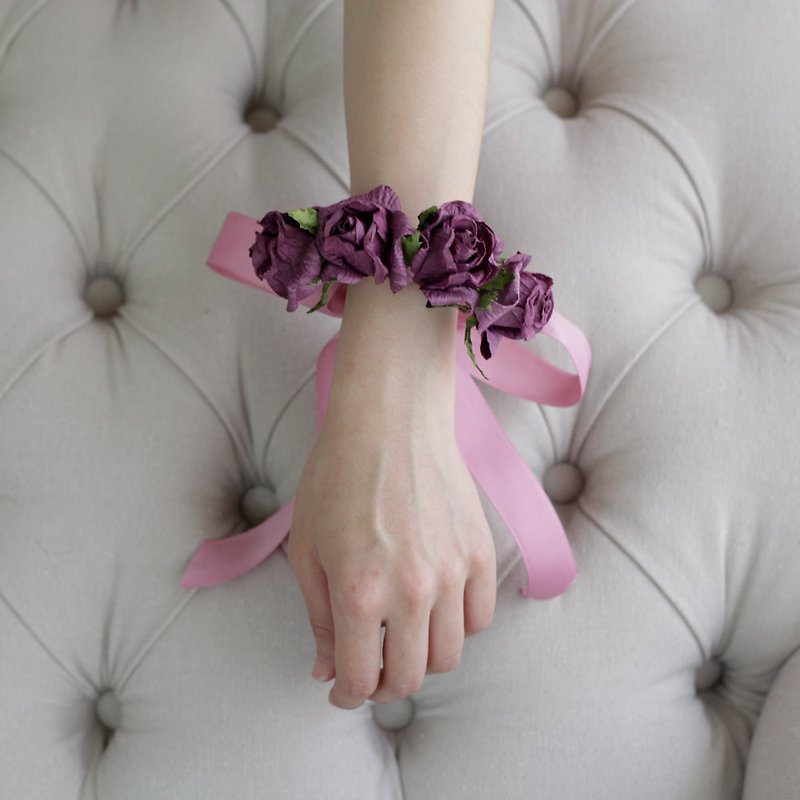 BB303 : ดอกไม้ผูกข้อมือสำหรับเพื่อนเจ้าสาว ดอกกุหลาบล้วน โทนสีม่วงเข้ม - สร้อยข้อมือ - กระดาษ สีม่วง